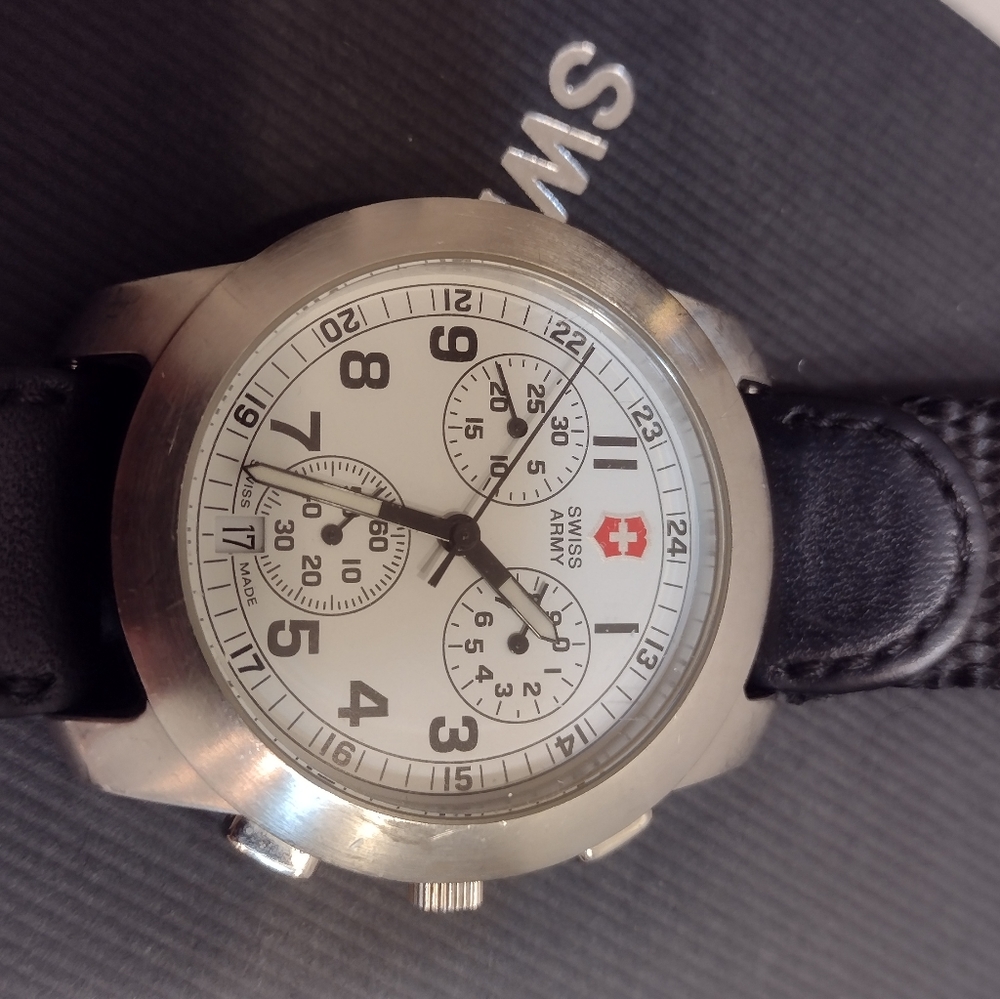 Swiss Army Watch - Picture 3 of 8